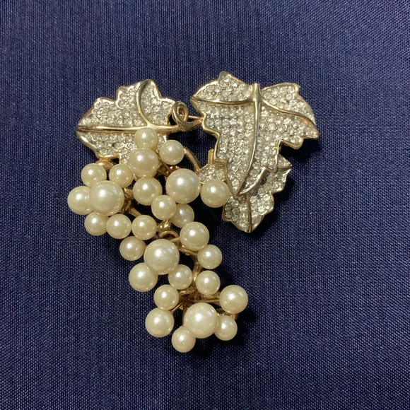 Vintage faux cluster pearl grape leafs and rhinestone brooch - Picture 1 of 5